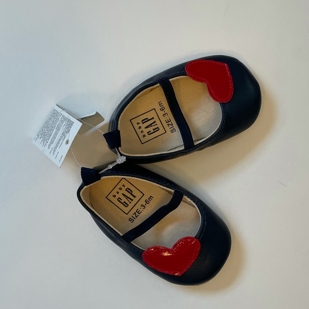 Gap baby girl heart crib shoes (size 3-6 months)